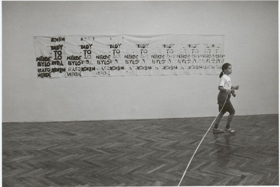 Fotografie z autorské rekonstrukce Osmihodinové výstavy z roku 1970 Dalibora Chatrného, 1990, foto: Marie Kratochvílová